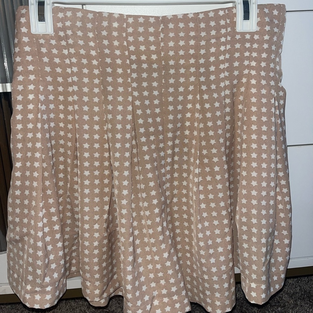 NWT pleated tan Kori skort with white stars Size M